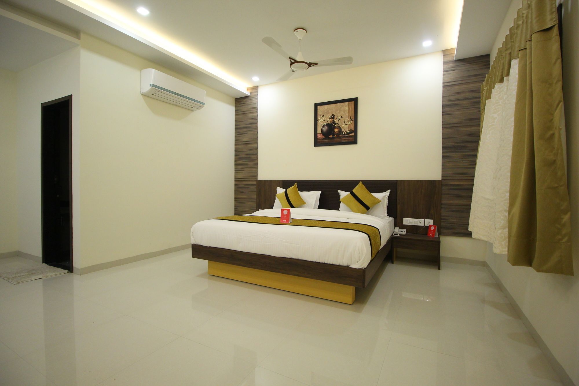 Oyo 3783 Hotel Bhavani Palace Satej Luaran gambar