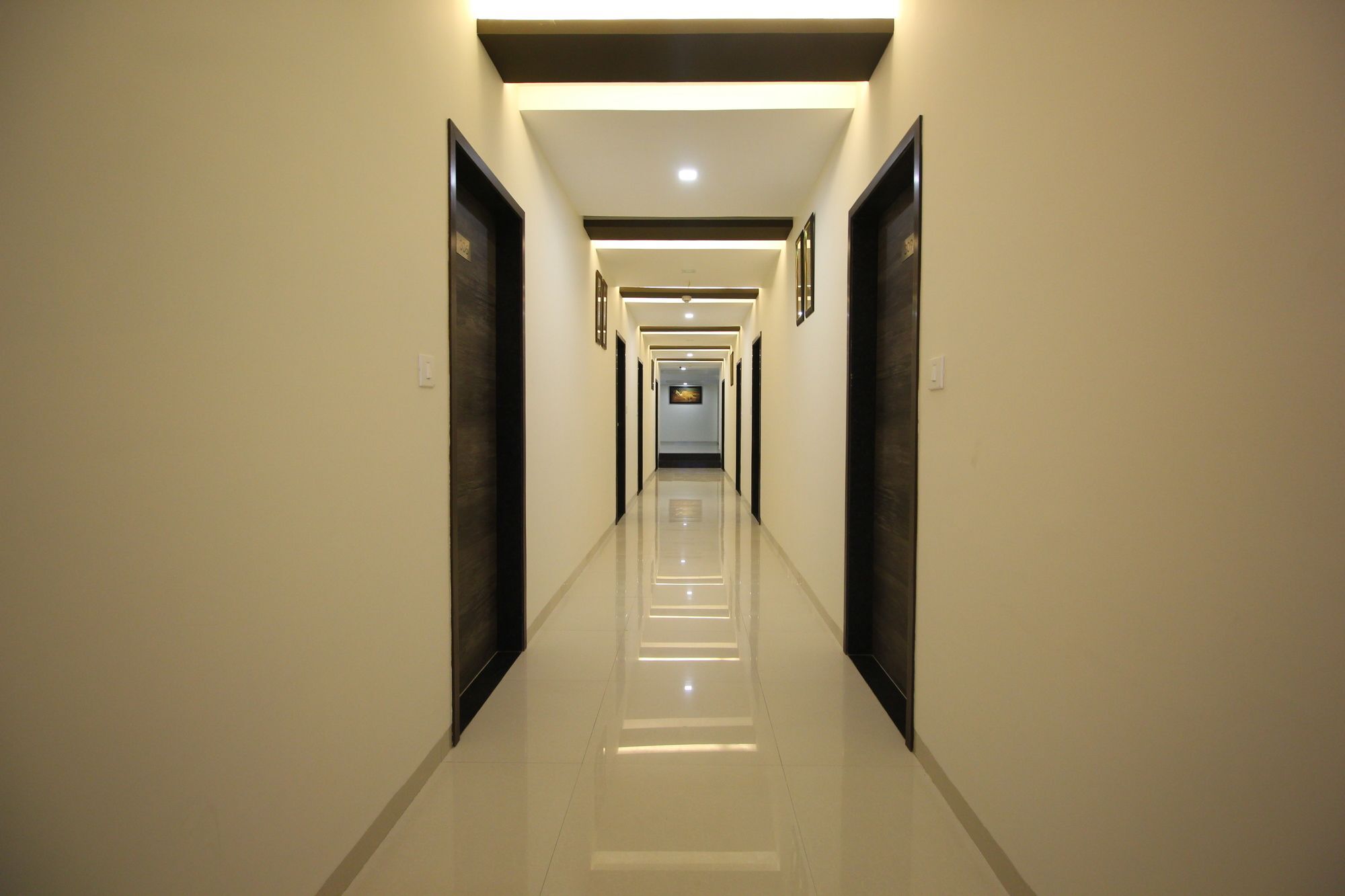Oyo 3783 Hotel Bhavani Palace Satej Luaran gambar