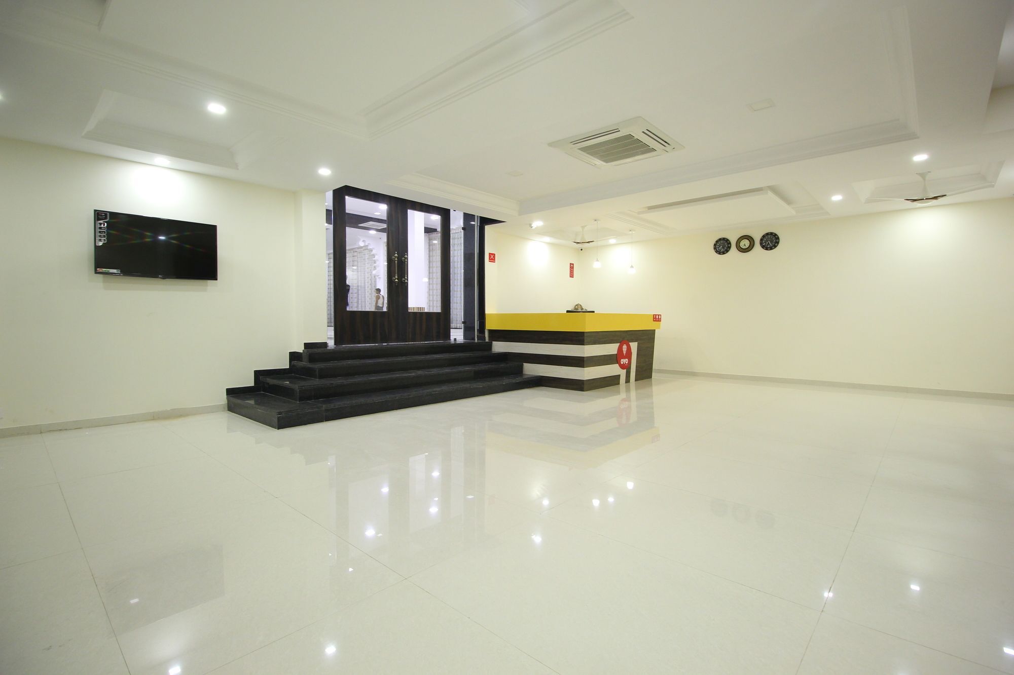 Oyo 3783 Hotel Bhavani Palace Satej Luaran gambar