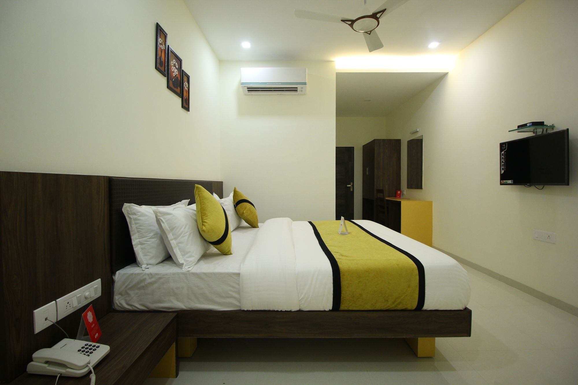 Oyo 3783 Hotel Bhavani Palace Satej Luaran gambar